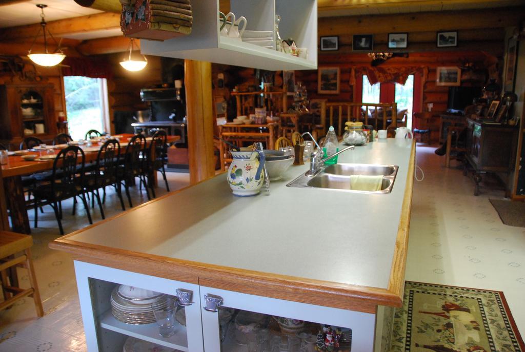 Kicking Horse Canyon Guest House Golden Exterior foto
