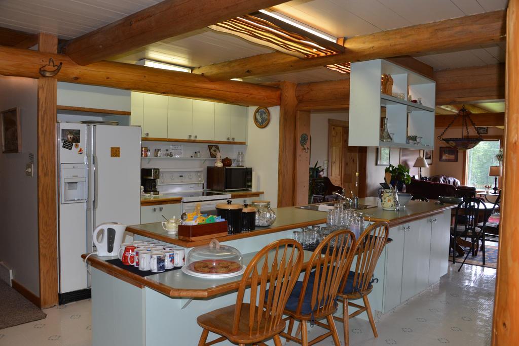 Kicking Horse Canyon Guest House Golden Exterior foto