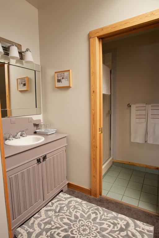 Kicking Horse Canyon Guest House Golden Exterior foto